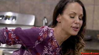 Թեժ թխահեր Հնաոճ ստանում է մի քիչ ԴՆԹ-ի երիտասարդ жеребца եւ ստիպում է նրան պրծնել