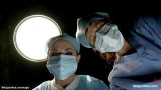 ���ಟ್ಟಿ ಮತ್ತು ಅತ್ಯುನ್ನತ ವೈದ್ಯಕೀಯ ಕುರ್ಚಿ ಕಂದು ಕೂದಲಿನ ಸುಂದರಿ ಲೆಸ್ಬಿಯನ್ ರೋಗಿಯ ಬೆಡಗಿ ಕ್ಷೌರ ಮಾಡಿದ ನಿಯಂತ್ರಿಸುತ್ತವೆ ವೈದ್ಯರು, ರಬ್ಬರ್ Chanel Preston ನಂತರ spanked ಅಮಾನತು