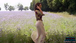 Busty vengrijos MILF modelį tampa nuogas ir atrodo neįtikėtinai hot naked