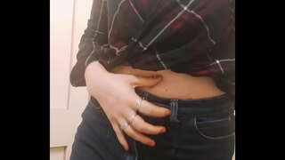 Големи Гради Девојка Сензуална Игра Пичка во Тоалет за време на Патувањето