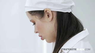 Obrok izvan kuće u kuhinji! Zavodljiva ljepotica Cassie Crossfire zadovoljan ovim mesom Bi-bi-si, uzimajući ga duboko u svoju maca dok ne dođe vrijeme za анала! Bon apetit! Cijeli film i još 1000 na PrivateBlack.com !