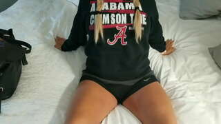 Pinatahi nga blonde asawa nga nagasakay sa usa ka manok