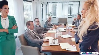 Peituda milf empresarias ir cabeza a cabeza durante unha boardmeeting.A outros empresarios saír tan axiña como poidan.Finalmente, o milfs teñen o cuarto para ti e comezar a bico e lamber uns dos outros