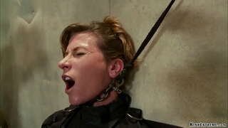 Vastgebonden brunette MILF slaaf Ariel X is vastgemaakt op het verlichten van tafel geketend wordt anaal geneukt met een dildo op een stok in de handen van de meester Orlando